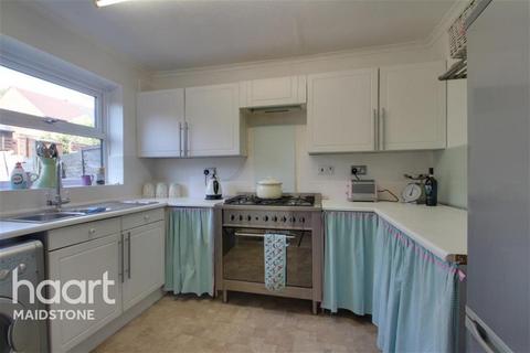 3 bedroom end of terrace house to rent, Bilberry Close, ME14