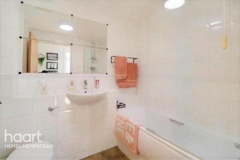 undefined, Ovaltine Drive, Kings langley