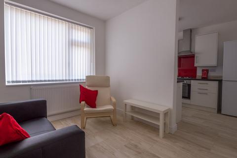 3 bedroom flat to rent, Daisy Bank Road, Victoria Park, Manchester M14 5GL