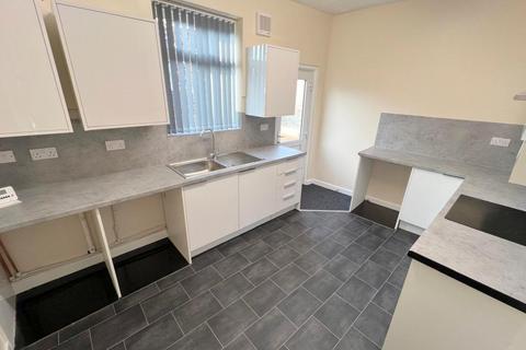 3 bedroom terraced house to rent, Prestwich, Manchester M25