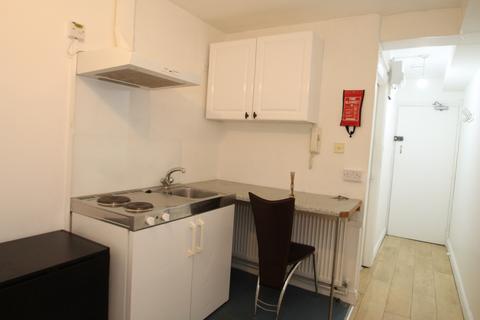 Studio to rent, Kember Street, Islington, London, N1