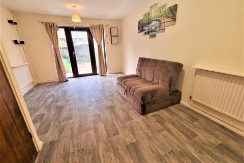 2 bedroom terraced house to rent, Elsworth Close, Bedfont