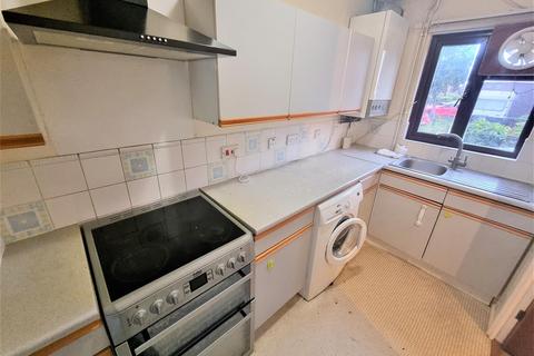 2 bedroom terraced house to rent, Elsworth Close, Bedfont