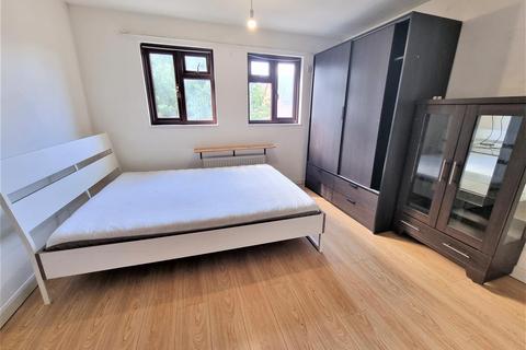 2 bedroom terraced house to rent, Elsworth Close, Bedfont