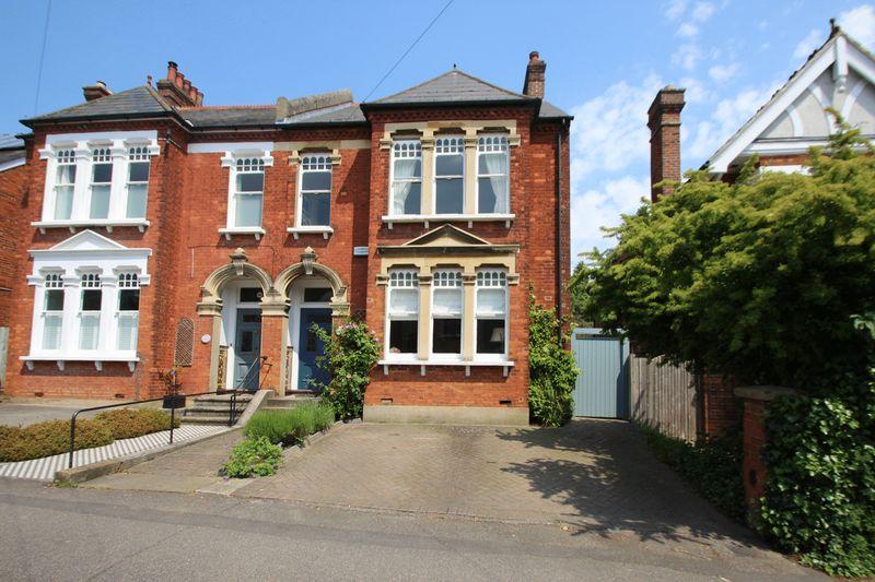 Lyons Crescent, Tonbridge 5 bed semidetached house £950,000