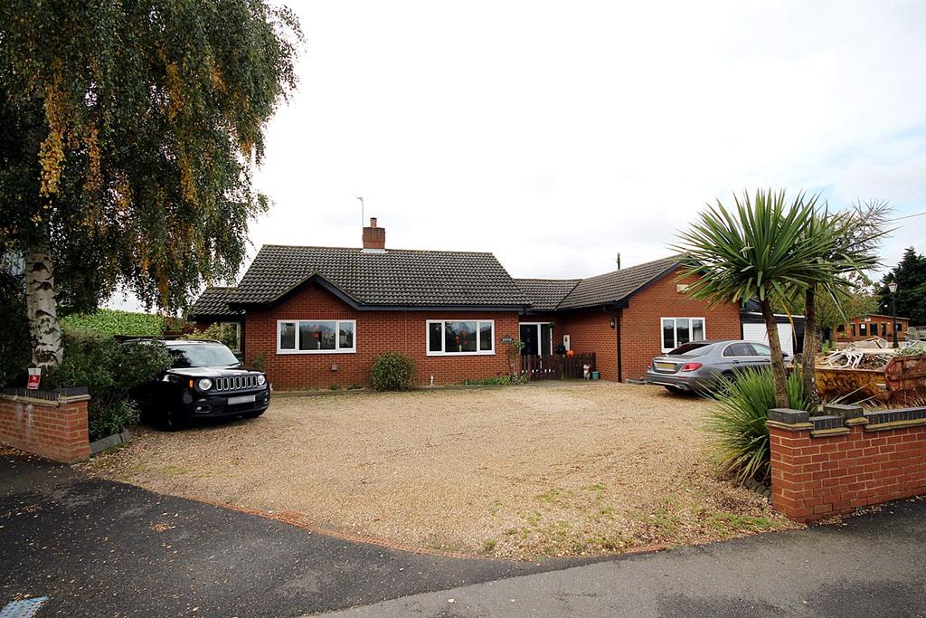 Deadmans Cross, Shefford, SG17 3 bed detached bungalow £490,000