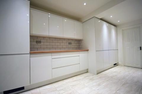 6 bedroom end of terrace house for sale - Rabbits Road, Manor Park E12