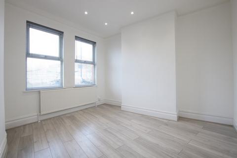 3 bedroom flat to rent, Denzil Road, Willesden, NW10