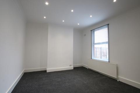 3 bedroom flat to rent, Denzil Road, Willesden, NW10