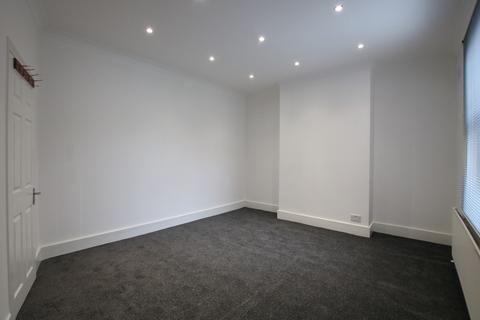 3 bedroom flat to rent, Denzil Road, Willesden, NW10