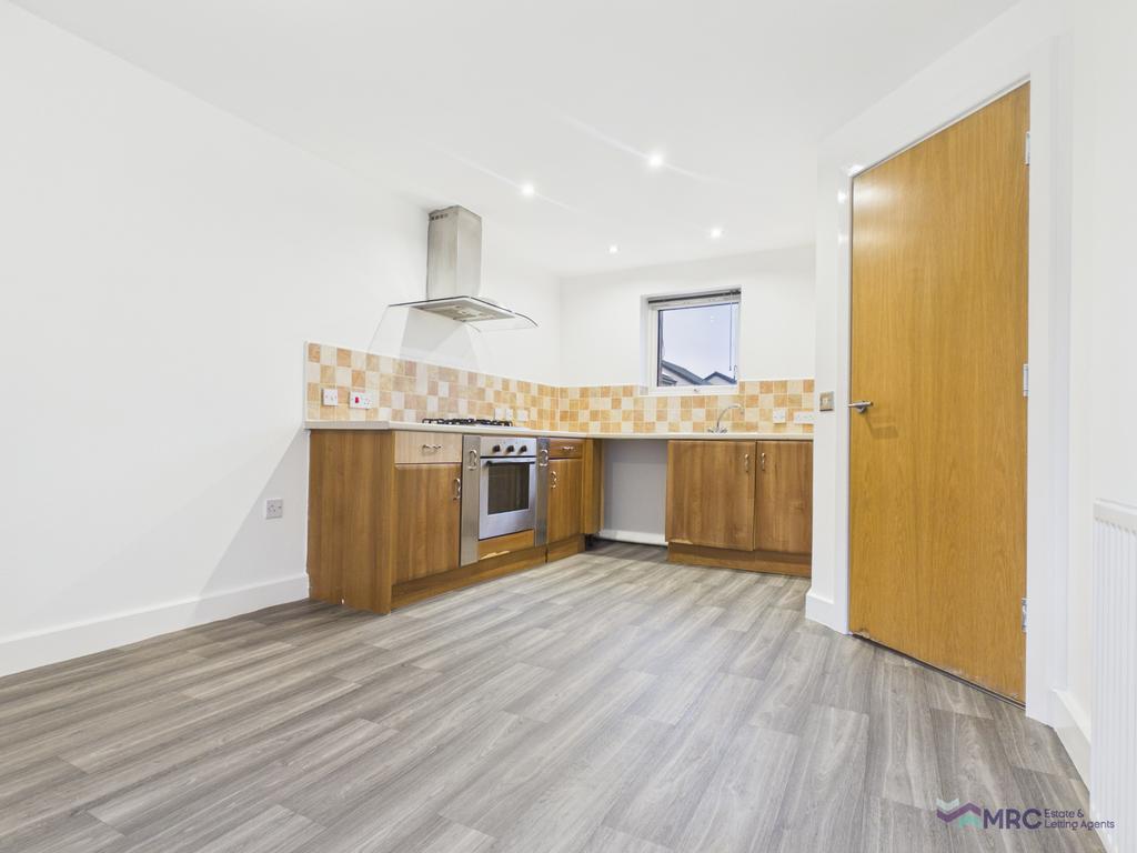 Four Bedroom Town House with Private Parking
