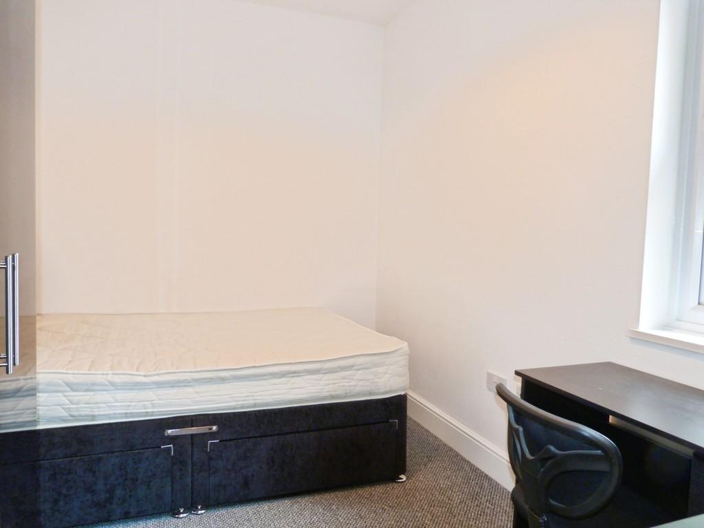Fe9781c0-bedroom