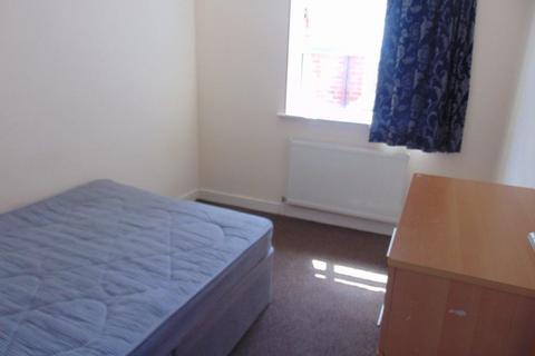 4 bedroom flat to rent, Burgess Road