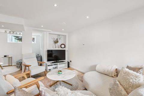 3 bedroom house to rent, Walham Yard, London