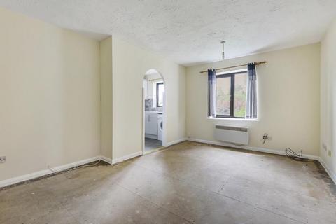 2 bedroom flat to rent, Poets Chase,  Aylesbury,  HP21