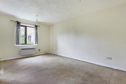 2 bedroom flat to rent, Poets Chase,  Aylesbury,  HP21