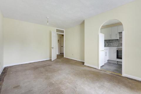 2 bedroom flat to rent, Poets Chase,  Aylesbury,  HP21