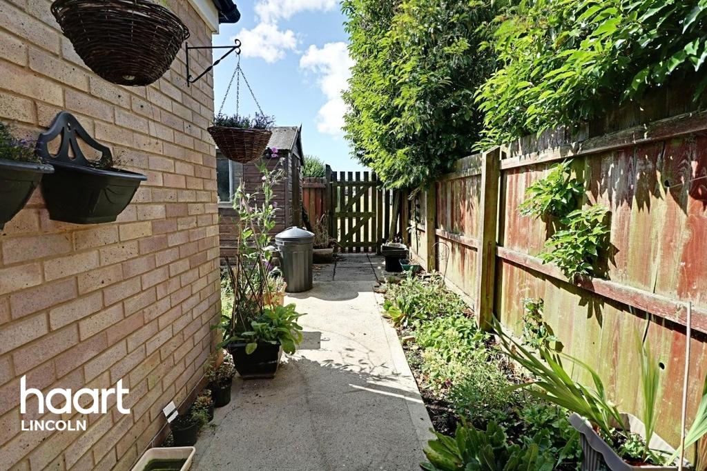 Capper Avenue, Hemswell Cliff 3 bed terraced house £65,000