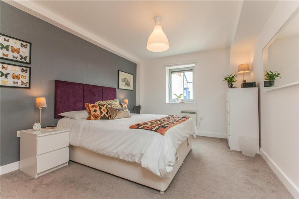 Hamilton Court  Bed