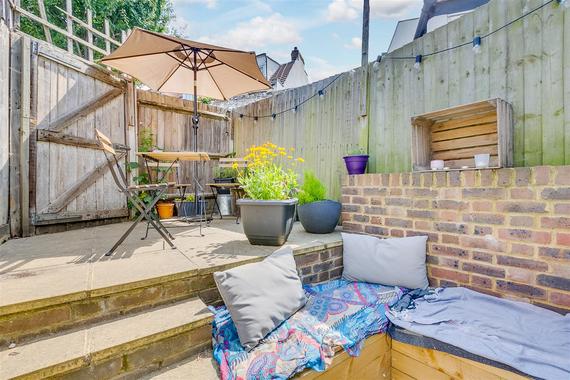 Priests Bridge Barnes London Sw13 2 Bed Flat 475 000