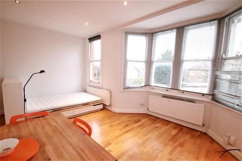 Studio to rent, Holmesdale Road, South Norwood