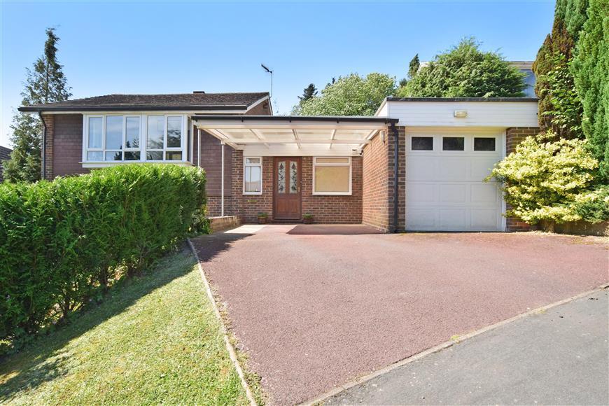 Dunedin Drive, Caterham, Surrey 4 bed detached house £500,000