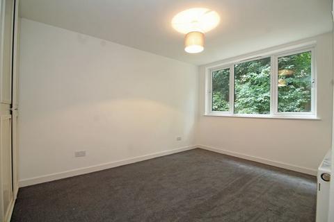 2 bedroom ground floor flat to rent, Farleigh Court, Warham Road, South Croydon