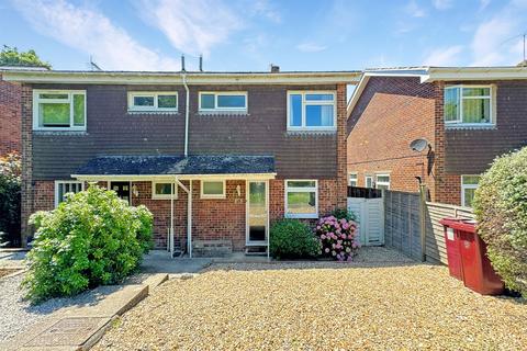 3 bedroom semi-detached house to rent, 3 bedroom Semi Detached House in Tangmere