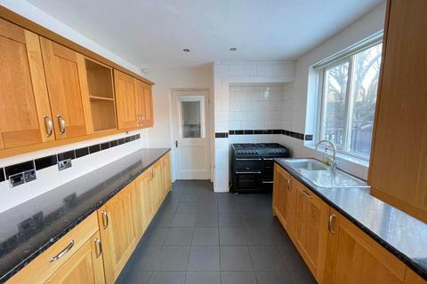 5 bedroom semi-detached house to rent, Beach Road, Tynemouth.  NE30 2NU.