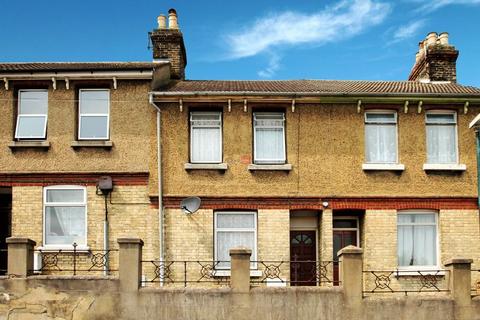 3 bedroom terraced house to rent, Mount Road, Chatham