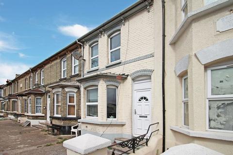3 bedroom terraced house to rent, Luton Road, Chatham