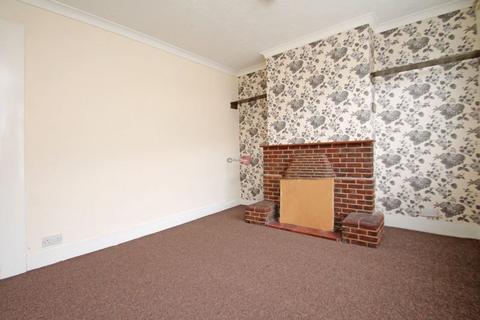 3 bedroom terraced house to rent, Magpie Hall Road, Chatham