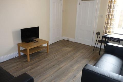 3 bedroom flat to rent, Simonside Terrace, Newcastle Upon Tyne NE6