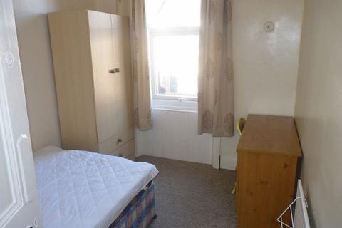 3 bedroom flat to rent, Simonside Terrace, Newcastle Upon Tyne NE6