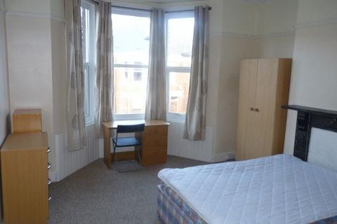 3 bedroom flat to rent, Simonside Terrace, Newcastle Upon Tyne NE6