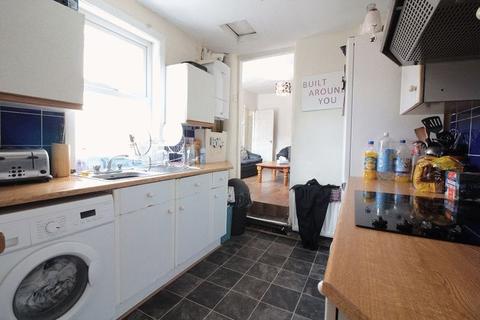 1 bedroom in a flat share to rent - Simonside Terrace, Heaton
