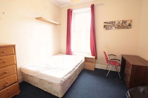 1 bedroom in a flat share to rent - Simonside Terrace, Heaton