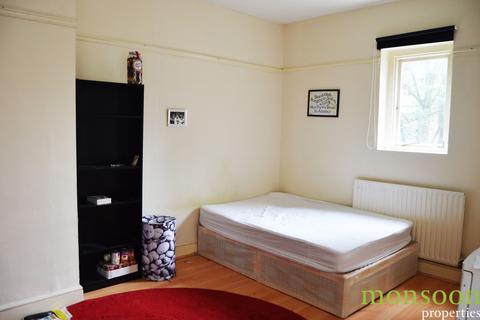 3 bedroom maisonette to rent - College Place, NW1