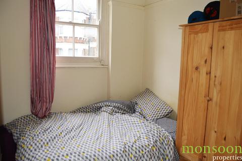 3 bedroom maisonette to rent - College Place, NW1