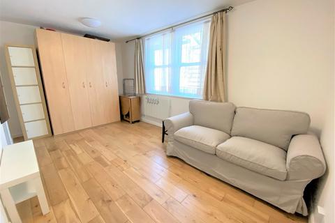 Studio to rent, Spencer Mews, Hammersmith, London