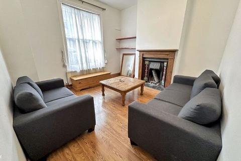 4 bedroom terraced house to rent, Ellesmere Road, London E3