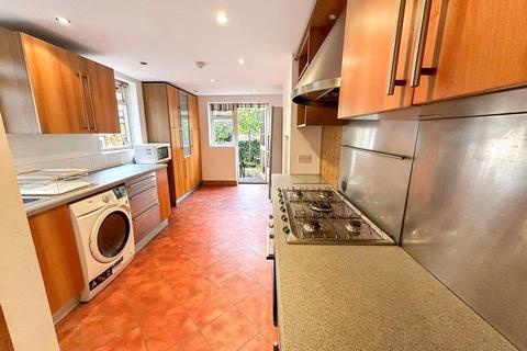 4 bedroom terraced house to rent, Ellesmere Road, London E3