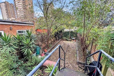 4 bedroom terraced house to rent, Ellesmere Road, London E3