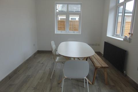 Studio to rent, Haslemere Road, Seven Kings, Essex, IG3