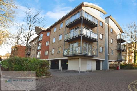 2 bedroom apartment to rent, Hersham Road