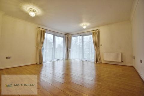 2 bedroom apartment to rent, Hersham Road