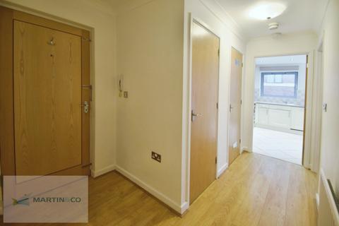 2 bedroom apartment to rent, Hersham Road