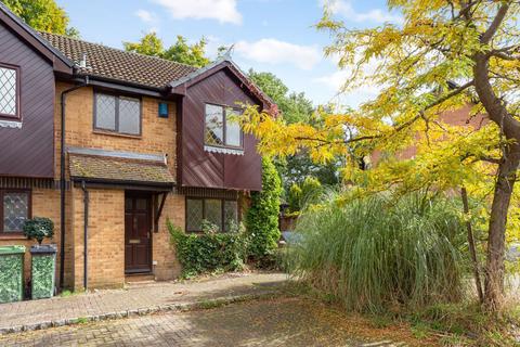 2 bedroom end of terrace house to rent, Shire Close, Bagshot, Surrey