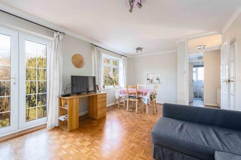 2 bedroom apartment to rent, Gainsborough Court, Walton-On-Thames