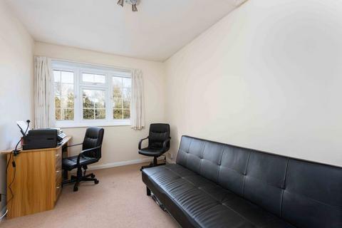 2 bedroom apartment to rent, Gainsborough Court, Walton-On-Thames